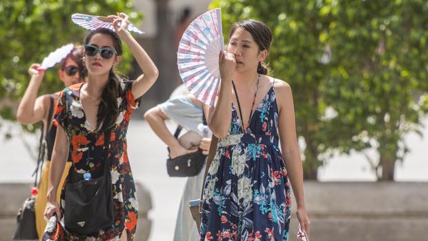 Turistas soportando el calor de la ciudad