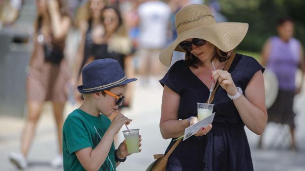 Turistas refrescándose en una tarde calurosa