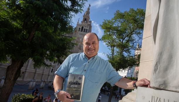 El escritor y peluquero Javier Almenara Cabello