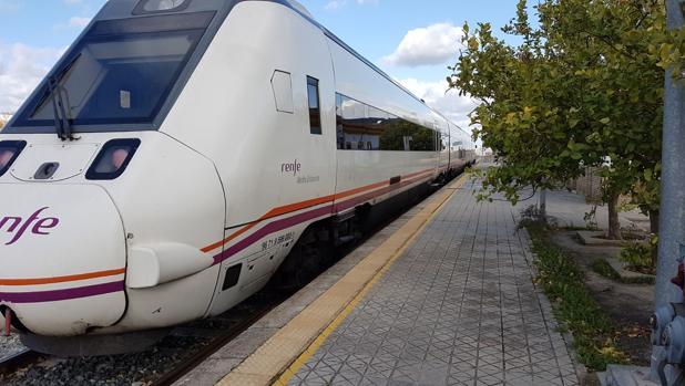 Tren de media distancia detenido en la estación de Arahal-El Sorbito