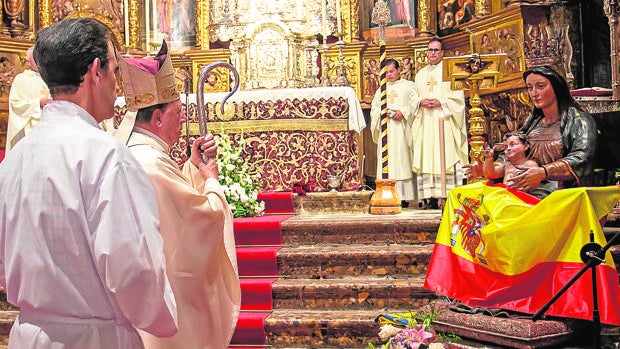 Monseñor Juan del Río, durante la bendición de la bandera que onderá el «Pros»