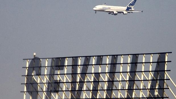 Un avión sobrevuela el aeropuerto de Sevilla