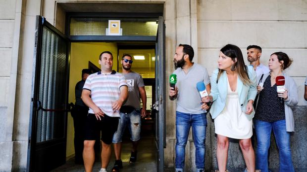 Dos miembros de la Manada saliendo de los juzgados el día que se conoció el fallo del Tribunal Supermo