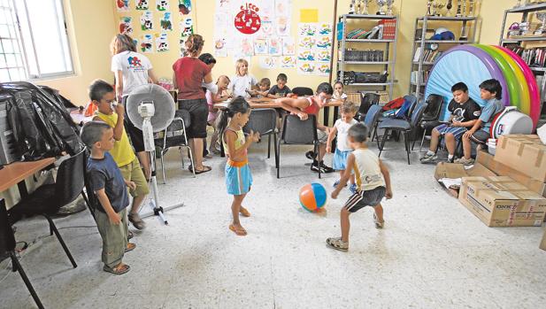 Varios niños en un aula matinal de un colegio