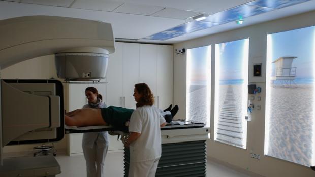 Sala de uno de los aceleradores lineales de radioterapia en el Hospital Quirónsalud Infanta Luisa