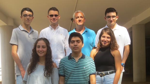 El director del centro con seis de los sietes alumnos premiados
