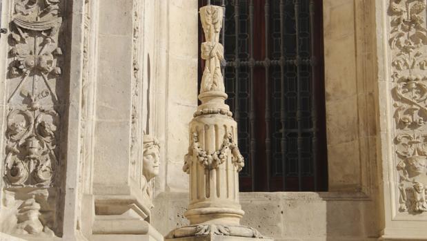 Estado en el que ha quedado la cruz del Arquillo del Ayuntamiento tras el ataque vandálico