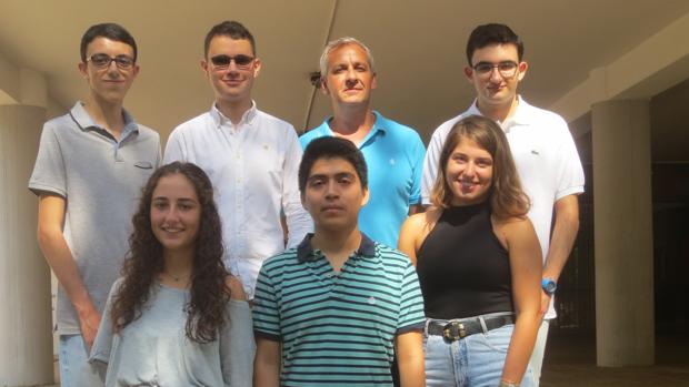 Alumnos del IES Isbilya premiados con el director del centro