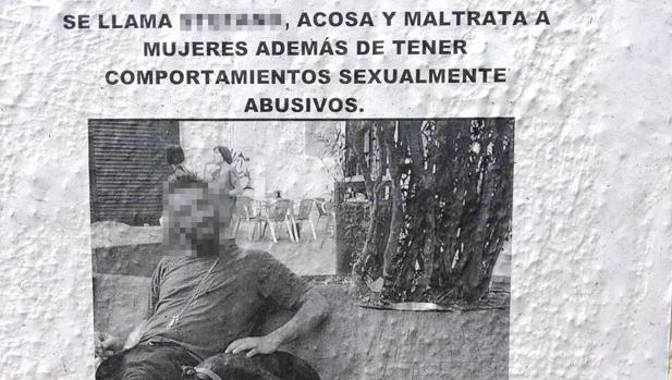 Uno de los carteles que han pegado en la zona de la Alameda