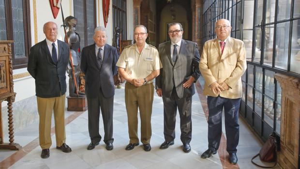 El teniente general Gómez de Salazar en el centro de la imagen y a su izquierda Rodríguez de la Borbolla
