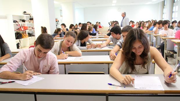 Estudiantes en un examen de Selectividad