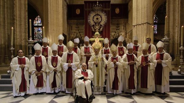 Monseñor Asenjo junto a los cardenales, arzobispos y obispos que participaron en la misa