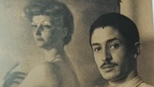 El artista ante uno de sus retratos