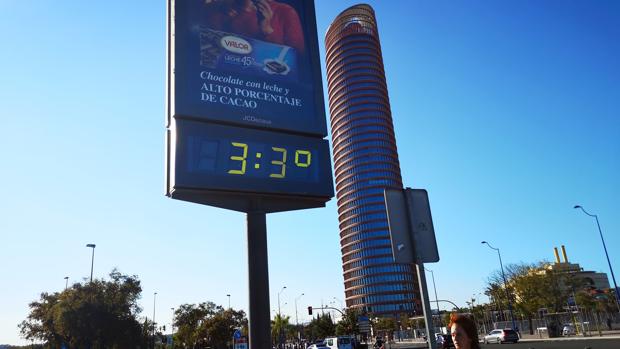 Un termómetro marca 33 grados al lado de la Torre Sevilla