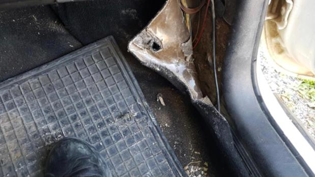 Detalle del deterioro de uno de los vehículos patrulla que funciona en la Comandancia de Sevilla