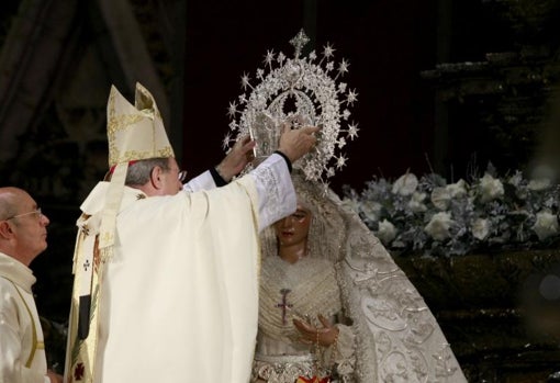 Monseñor Asenjo, coronando a la Virgen de la Paz en 2016 en la Catedral
