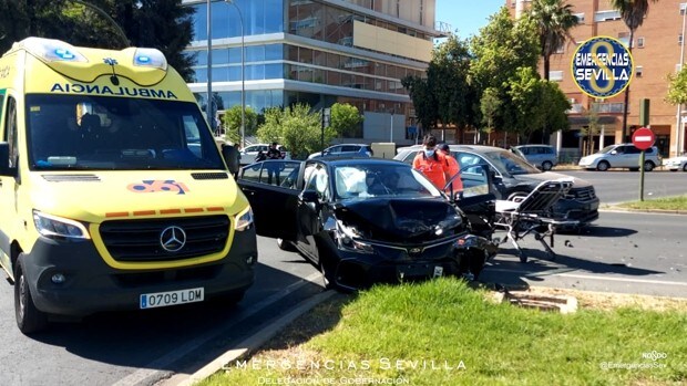Un conductor de VTC hospitalizado tras chocar su vehículo con otro coche en Sevilla