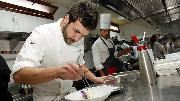 Iván Cerdeño en la cocina de El Carmen de Montesión