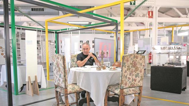 Bulli Fundation. Ferran Adrià posa en el espacio que ha creado en Barcelona para estudiar los orígenes y el futuro de la gastronomía mundial.