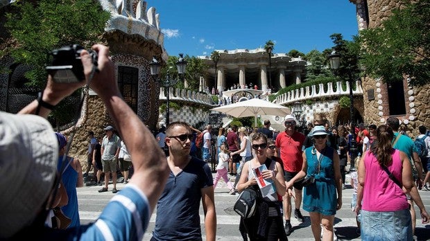 El Parque Güell, en Barcelona, lleno de turistas
