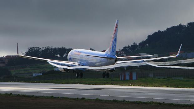 Un avión efectuando el despegue del aeropuerto