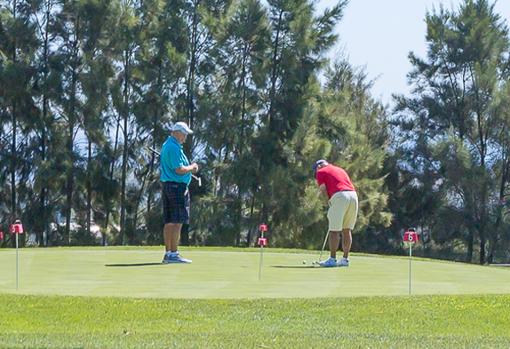 Dos jugadores en el Club de Golf La Cañada