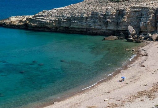 La Cala del Cuervo se encuentra frente al camping de Las Negras.